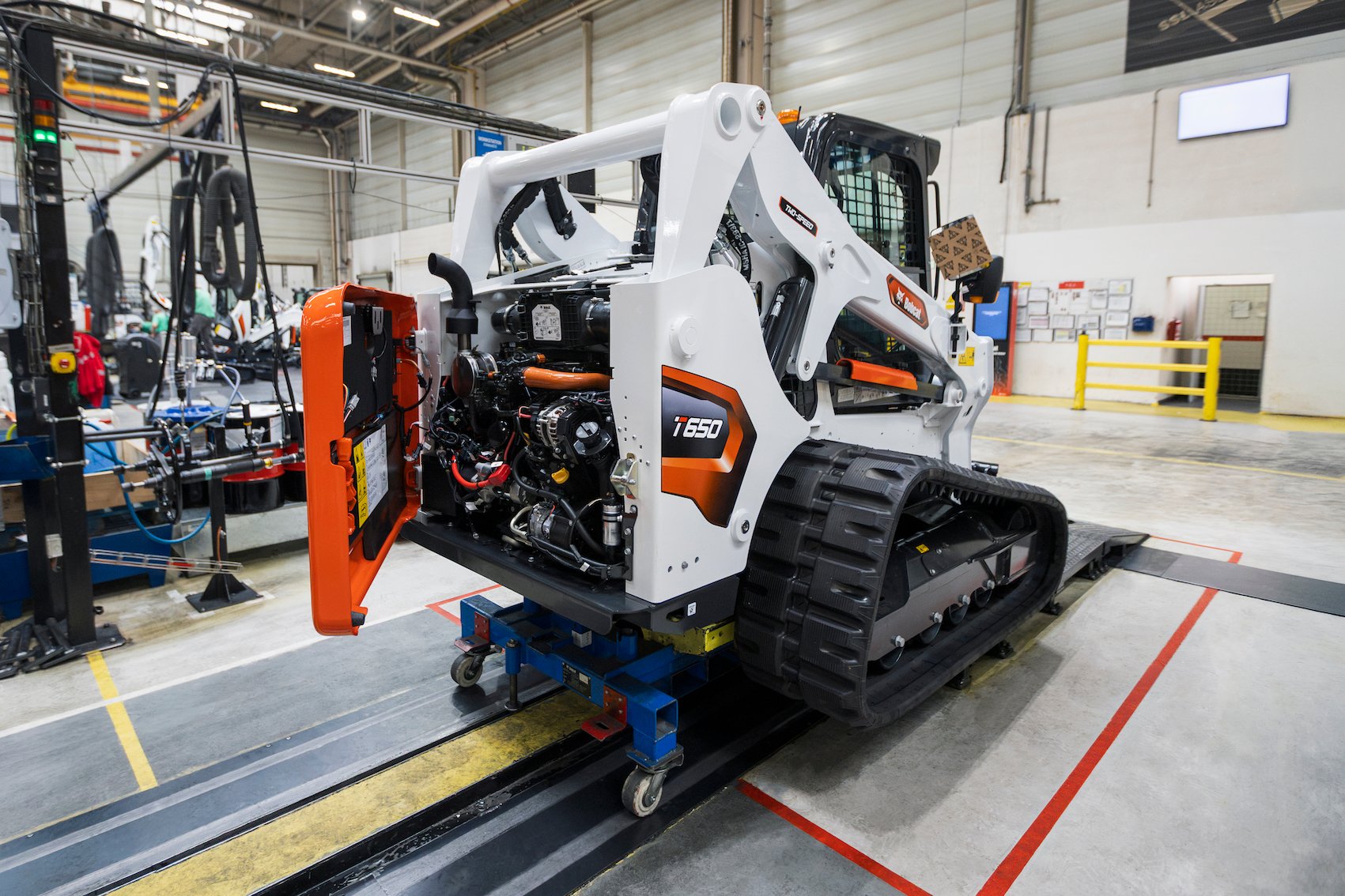 Bobcat T650 in Dobris manufacturing plant (1)_red