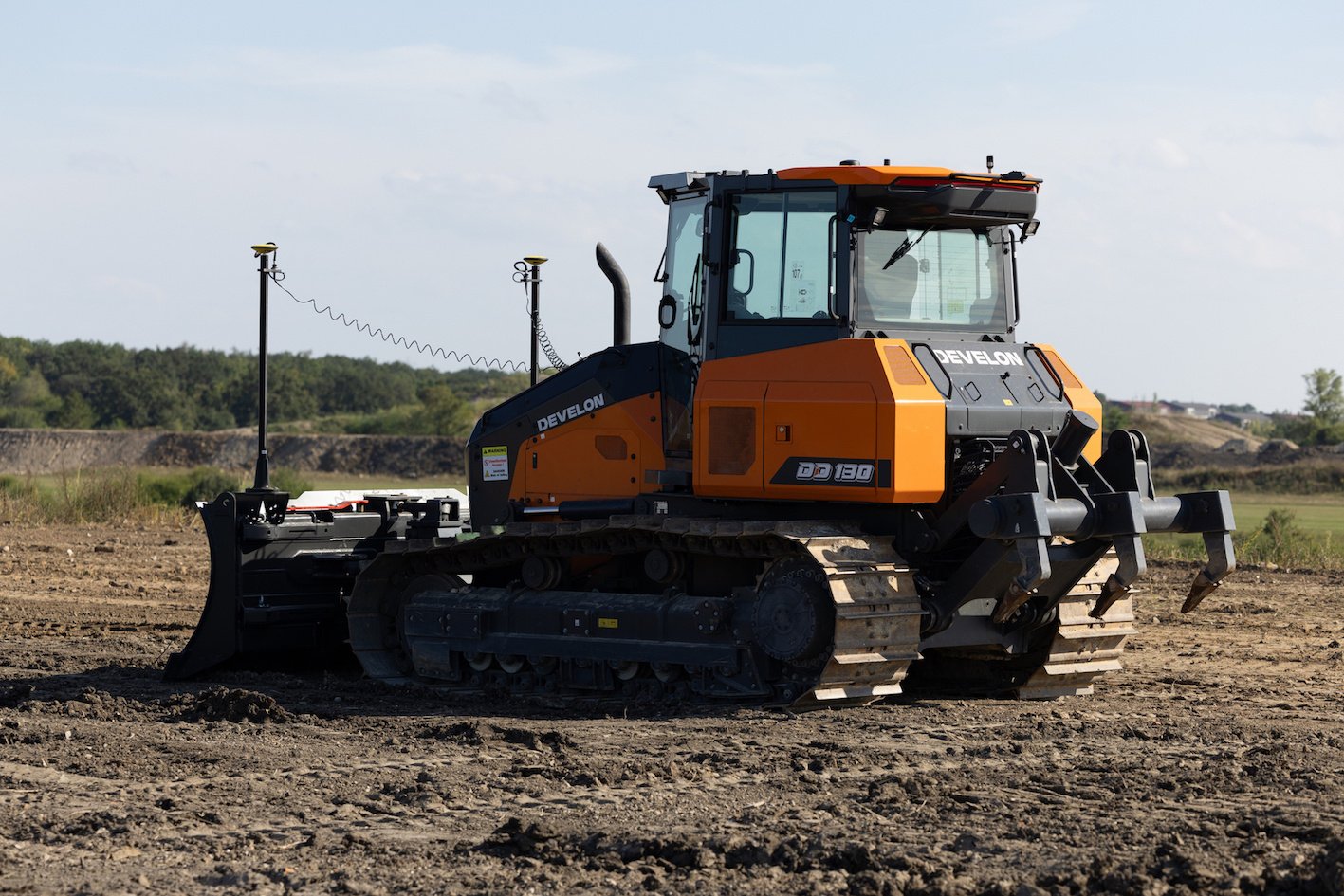 Develon Dozer DD130-7_Leica_CZ_001_1024_red