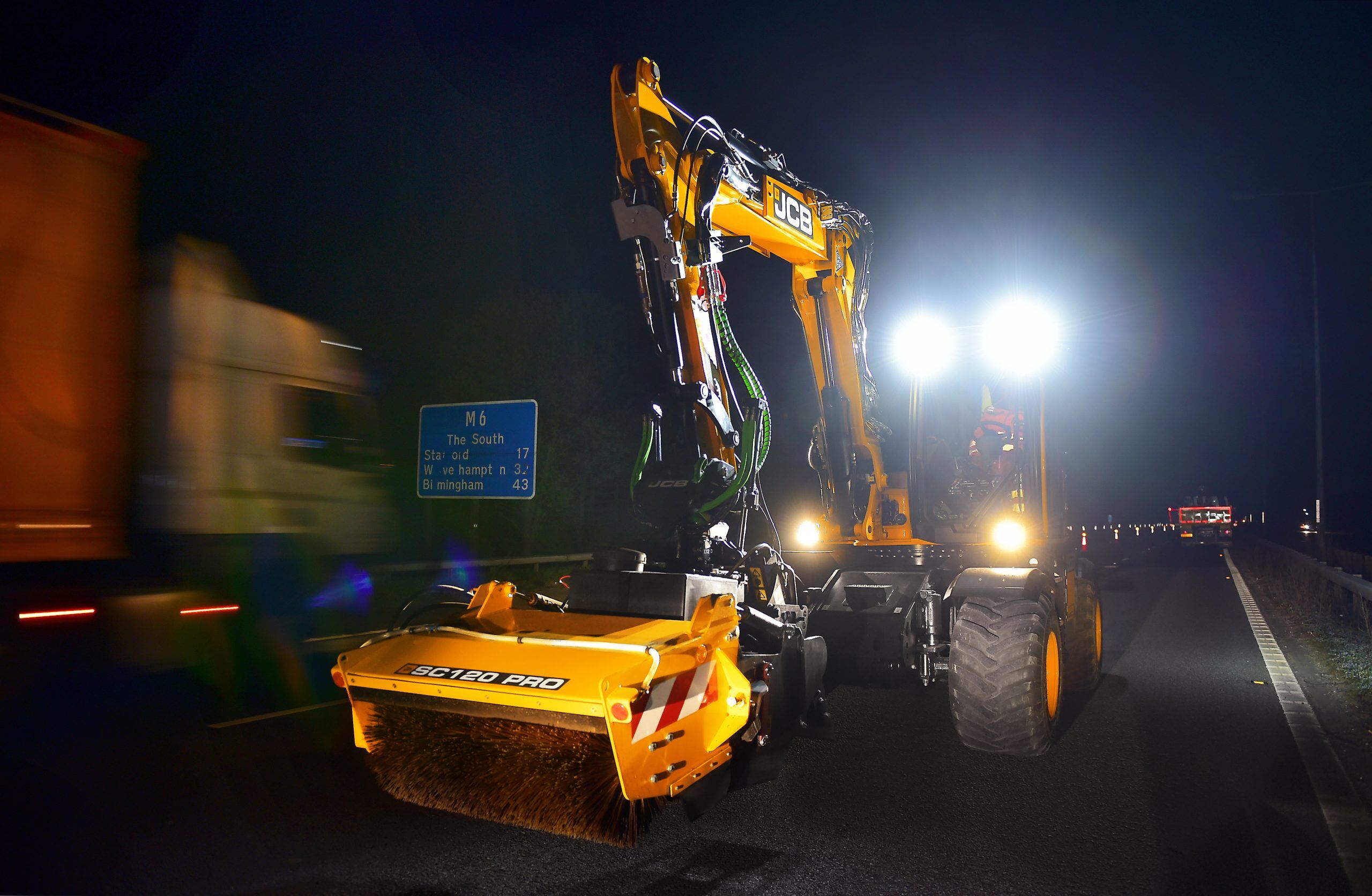 The-JCB-PotholePro-in-action-in-the-fast-lane-of-the-M6-scaled