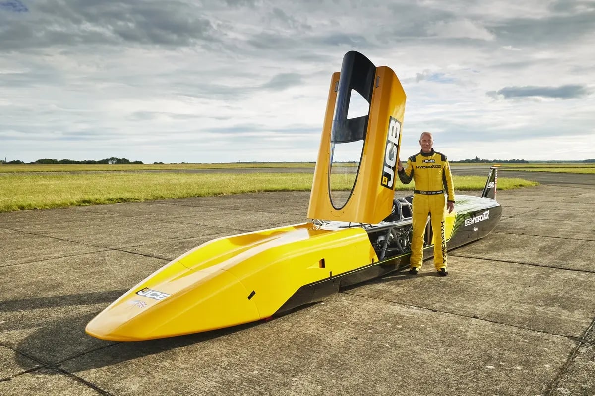 jcb-hydromax-with-driver-wing-commander-andy-green-obe-at-raf-wittering