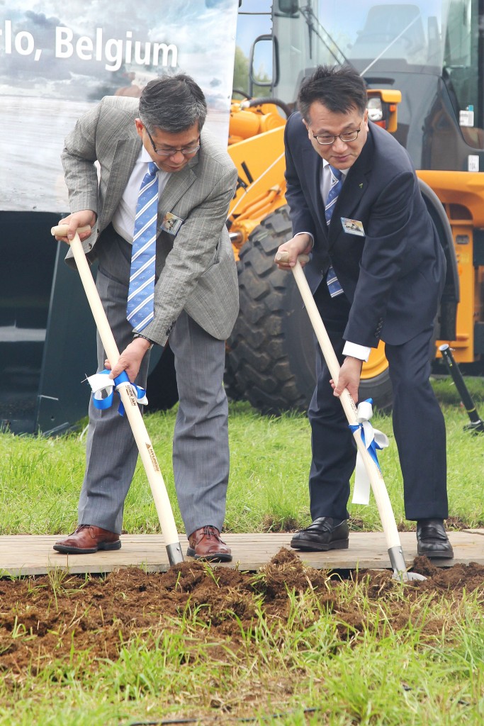 Mr S.G. Rhee, COO of Construction Equipment Division of Hyundai Heavy Industries (HHI), and Mr J.C. Jung, Managing Director of Hyundai Heavy Industries Europe (HHIE) - Break the Ground on the 30million Euro project. 
